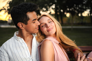 Naklejka premium Couple enjoying a romantic moment during sunset in a park