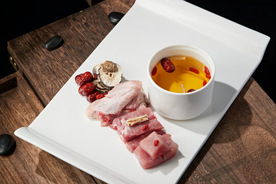 Gastrodia elata, Codonopsis pilosula, red dates, wolfberries, goose wings, and pork ribs nourishing soup