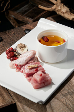 Gastrodia elata, Codonopsis pilosula, red dates, wolfberries, goose wings, and pork ribs nourishing soup