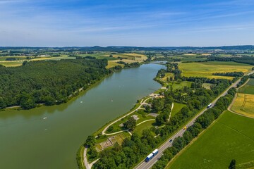 Fototapeta premium Sonniger Tag am Freizeitzentrum Bucher Stausee in der Region Ellwanger Seenplatte
