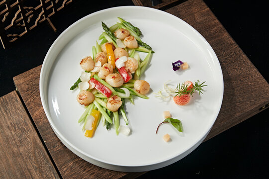 Stir-fried Asparagus, Bell Peppers, and Lily Bulbs with Scallops and Scallops