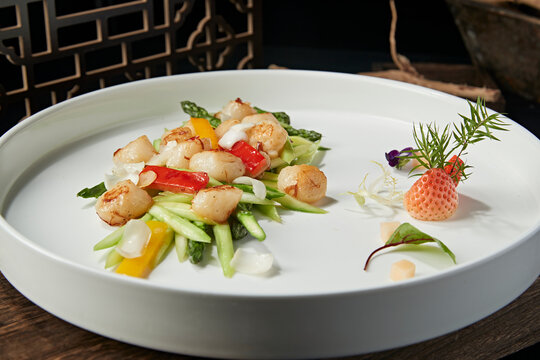 Stir-fried Asparagus, Bell Peppers, and Lily Bulbs with Scallops and Scallops