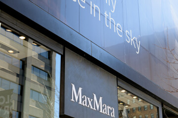 Naklejka premium sign outside Max Mara, a women's clothing store, located at 151 Bloor St W, Toronto