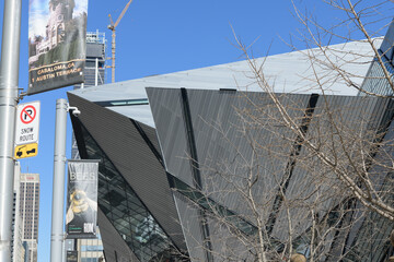 Naklejka premium ROM bee exhibit banner and exterior of The Michael Lee-Chin Crystal, a deconstructivist addition to the Royal Ontario Museum, designed, by Daniel Libeskind, 100 Queens Park, Toronto