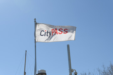 Naklejka premium Toronto CityPASS flag (popular attractions) on a blue sky