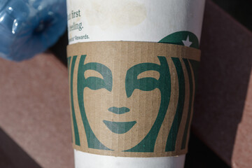 Obraz premium zarf with macro of the Starbucks mascot, a twin-tailed siren, on a discarded beverage cup, Toronto