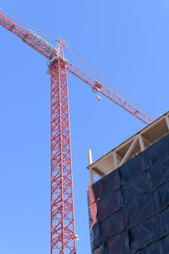 construction crane and Academic Wood Tower, designed Patkau Architects and MJMA, at 100 Devonshire Place, Goldring Centre, University of Toronto, St George Campus (Bloor St W)