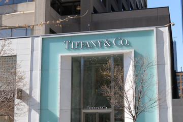 Naklejka premium exterior building facade and sign of Tiffany & Co, a jewelry store, located at 150 Bloor St W, inside 89 Avenue Yorkville, Toronto