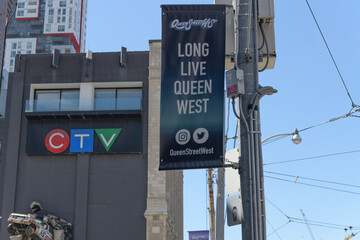 Naklejka premium long live queen west banner near bell media headquarters at 299 queen st w, toronto