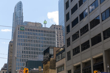 Obraz premium looking south on Yonge St to mid-century modern office building (TD Bank) at 110 Yonge St, Toronto