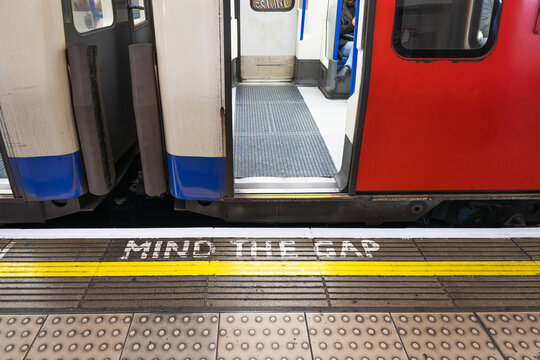 Mind the gap warning sign at London underground station