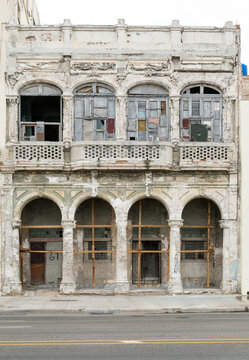 Cuba, Havana.  Old colonial era residential buildings, fallen into disrepair in old Havana.