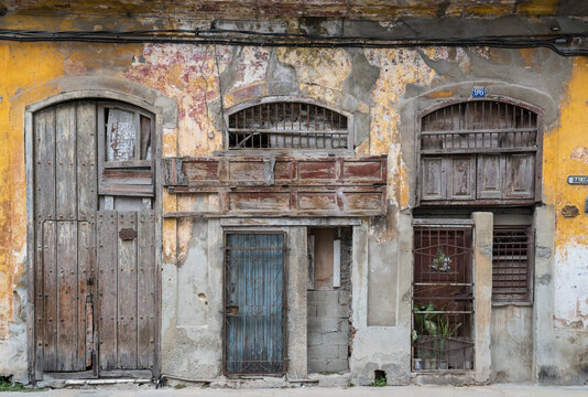 Cuba, Havana.  Dilapidated residential buildings in old Havana.