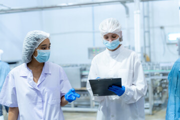 Naklejka premium Food and manufacturing researchers oversee seafood production lines in tightly controlled factories where machinery is used to produce and cook food before it is shipped out.
