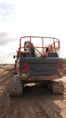 Nowoczesne koparki gąsienicowe Volvo na placu budowy: ciężki sprzęt budowlany gotowy do prac ziemnych i infrastrukturalnych w trudnym terenie © tomo81