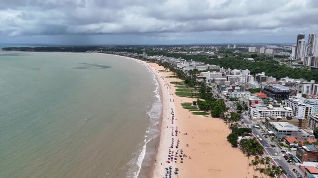 Praia de Cabo Branco com pessoas tomando banho no mar em Jo&atilde;o Pessoa, Para&iacute;ba, Brasil