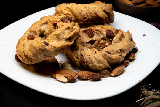 Spectacular photos of taralli with lard, pepper and almonds