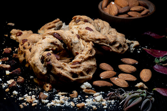 Spectacular photos of taralli with lard, pepper and almonds