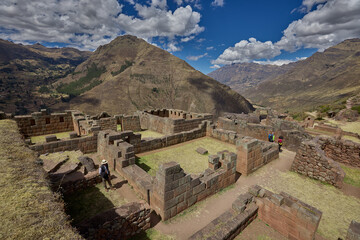 Obraz premium Immerse yourself in the timeless majesty of the Pisac ruins, a crowning jewel of Peru’s Sacred Valley that offers a profound cultural experience for every generation. This panoramic view captures the 