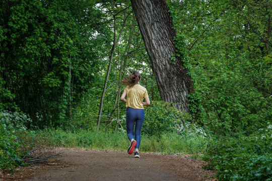 ragazza che ta footing nel parco