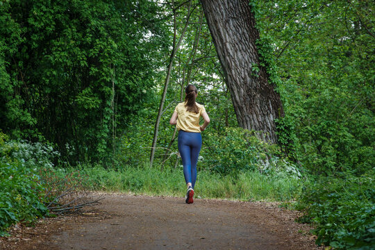 ragazza che ta footing nel parco