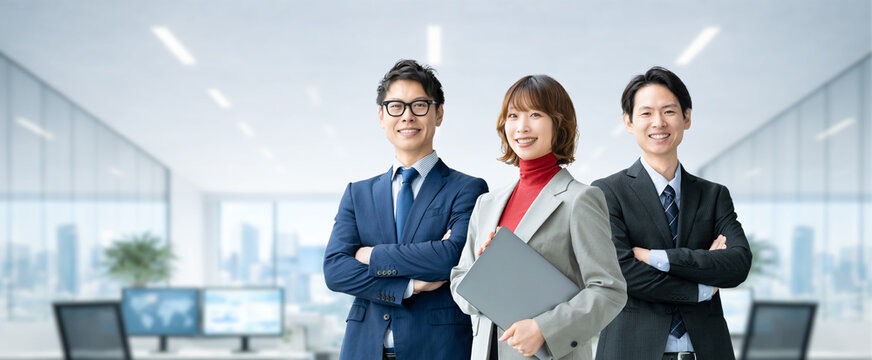 笑顔で並ぶ日本人ビジネスパーソンのチームワークイメージ（LP・バナー向け）, Smiling Japanese Business Team Standing Together