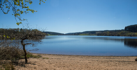 Le lac de Saint-Agnan est un lac artificiel situé sur le Cousin. Il se trouve dans le département de la Nièvre, dans le parc naturel régional du Morvan, au centre du bourg de Saint-Agnan-en-Morvan. © jef 77