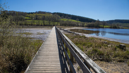 Le lac de Saint-Agnan est un lac artificiel situé sur le Cousin. Il se trouve dans le département de la Nièvre, dans le parc naturel régional du Morvan, au centre du bourg de Saint-Agnan-en-Morvan. © jef 77