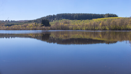 Le lac de Saint-Agnan est un lac artificiel situé sur le Cousin. Il se trouve dans le département de la Nièvre, dans le parc naturel régional du Morvan, au centre du bourg de Saint-Agnan-en-Morvan. © jef 77