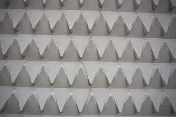 Décor mural en relief et en ciment blanc géométrique et rythmé © luzulee