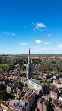 Louth. Louth is a market town and civil parish in the East Lindsey district of Lincolnshire, England.[2] Louth serves as an important town for a large rural area of eastern Lincolnshire. 