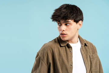 Obraz premium Young man looking away with suspicion and concern