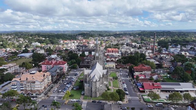 Vista a&eacute;rea da Catedral de Pedra em Canela com arquitetura g&oacute;tica imponente e pra&ccedil;a ao redor destacando ponto tur&iacute;stico e religioso na serra ga&uacute;cha
