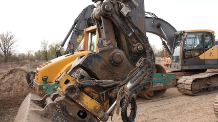 Profil koparki gąsienicowej Volvo na placu budowy: ciężkie maszyny budowlane podczas robót ziemnych i niwelacji terenu w plenerze. © tomo81
