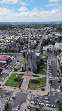 Imagem vertical a&eacute;rea da Catedral de Pedra com arquitetura imponente e cen&aacute;rio urbano destacando turismo religioso e patrim&ocirc;nio hist&oacute;rico