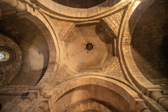 Cornil (Corr&egrave;ze, Nouvelle aquitaine, France) - Vue int&eacute;rieure de l'&eacute;glise de l'invention des reliques de Saint Etienne - D&eacute;tail de la voute centrale