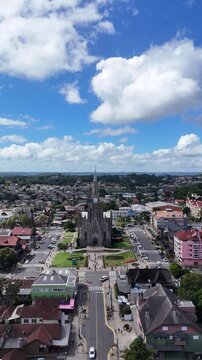 Imagem a&eacute;rea da Catedral de Pedra em Canela revela arquitetura imponente e cen&aacute;rio tur&iacute;stico da Serra Ga&uacute;cha