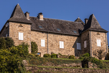 Fototapeta premium Cornil (Corrèze, Nouvelle aquitaine, France) - Vue d'un manoir pittoresque dominant le village