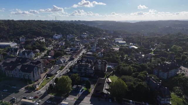 Vista a&eacute;rea da cidade de Gramado com arquitetura urbana, &aacute;reas verdes e paisagem t&iacute;pica da Serra Ga&uacute;cha