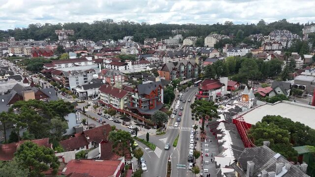 Imagem a&eacute;rea de Gramado com constru&ccedil;&otilde;es t&iacute;picas e vias urbanas evidenciando organiza&ccedil;&atilde;o da cidade e turismo