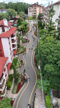 Vista a&eacute;rea da Rua Torta em Gramado com curvas sinuosas e paisagismo ao redor destacando ponto tur&iacute;stico famoso e arquitetura urbana da serra ga&uacute;cha