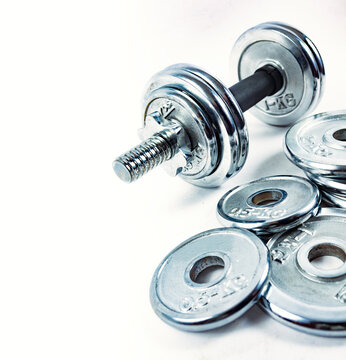 Equipo de entrenamiento de fuerza que simboliza el fitness, la potencia, un estilo de vida saludable, el acondicionamiento f&iacute;sico y las rutinas modernas de entrenamiento en casa.