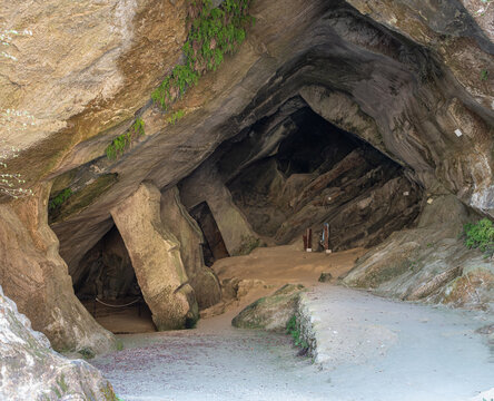 The Caglieron caves are located in the municipality of Fregona, province of Treviso, precisely in the Breda area.