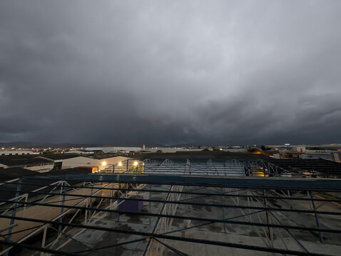 Transformaci&oacute;n estructural bajo tormenta en entorno industrial contempor&aacute;neo. Incertidumbre, cambio de ciclo, resiliencia empresarial, transici&oacute;n y adaptaci&oacute;n en entorno productivo contempor&aacute;neo.