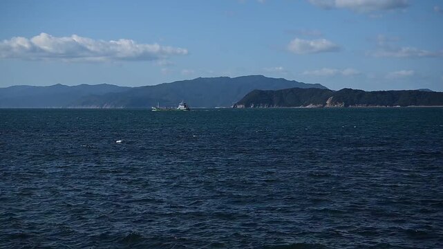 加太湾を航行する船 （和歌山県和歌山市, 2026年1月）