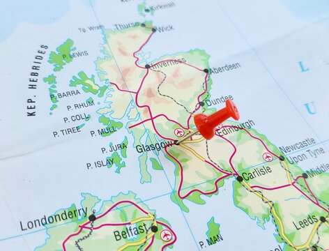 View of Glasgow, City in Scotland, United Kingdom, on a geographical map of Europa, marked with red push pin