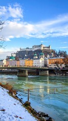 Obraz premium A picturesque town on the riverbank under a blue sky