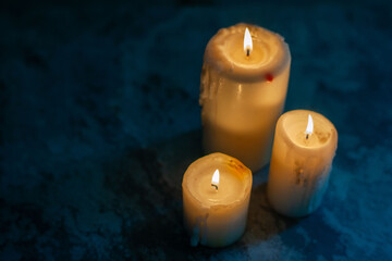 Warm candlelight on blue. © Rawpixel.com