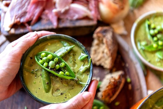 Fresh pea soup with bread.