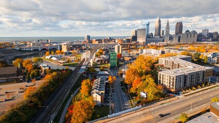 Obraz premium Panorama of city skyline in the fall with colorful foliage